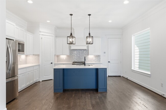 property at 819 W 19th St