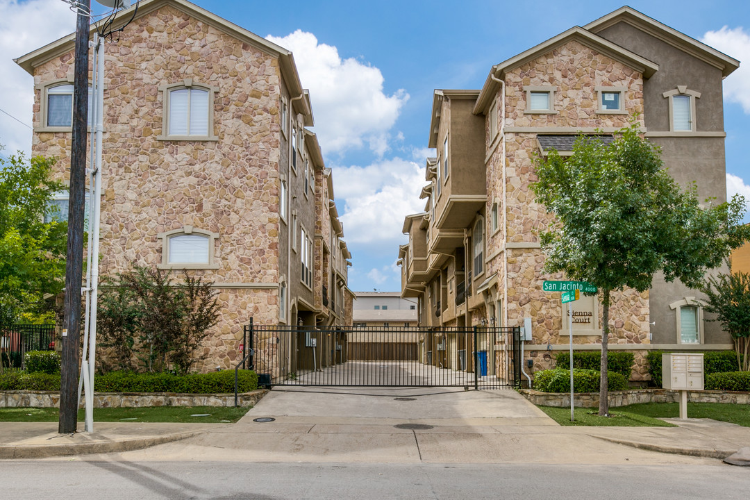 1537 Sienna Ct in Dallas, TX - Building Photo