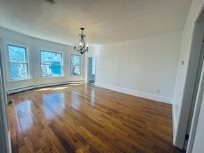 43 Olo St, Unit 1st Floor in Woonsocket, RI - Foto de edificio - Building Photo