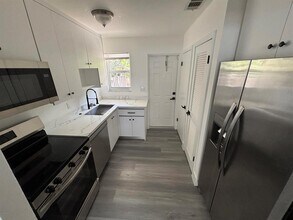 880 SE 12th St, Unit 2 in Fort Lauderdale, FL - Building Photo - Building Photo
