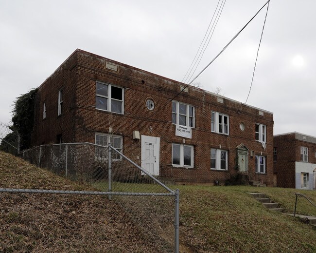 4016-4022 S Capitol St SE in Washington, DC - Foto de edificio - Building Photo