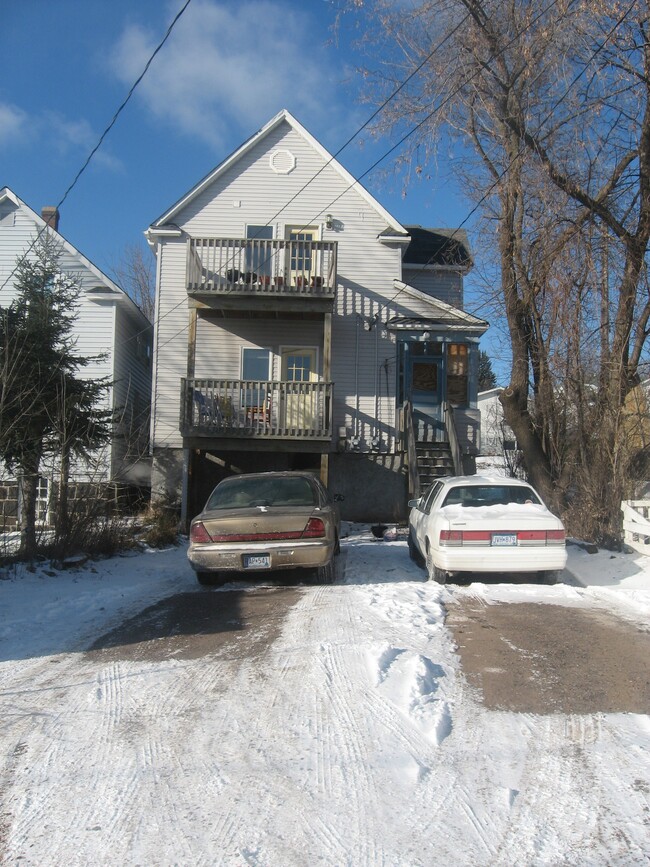 1724 East 8th Street, Unit B in Duluth, MN - Foto de edificio - Building Photo