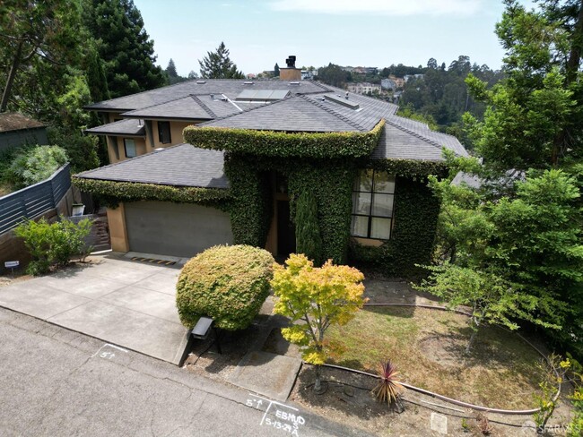 123 Capricorn Ave in Oakland, CA - Foto de edificio - Building Photo