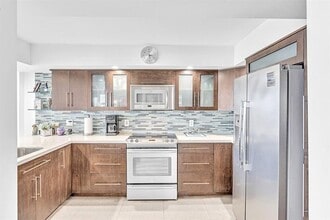 525 N Ocean Blvd in Pompano Beach, FL - Foto de edificio - Building Photo