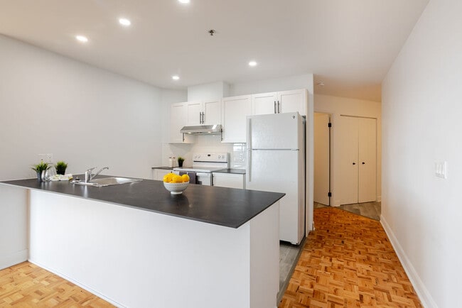 L'Esterel in Pointe-claire, QC - Building Photo - Building Photo