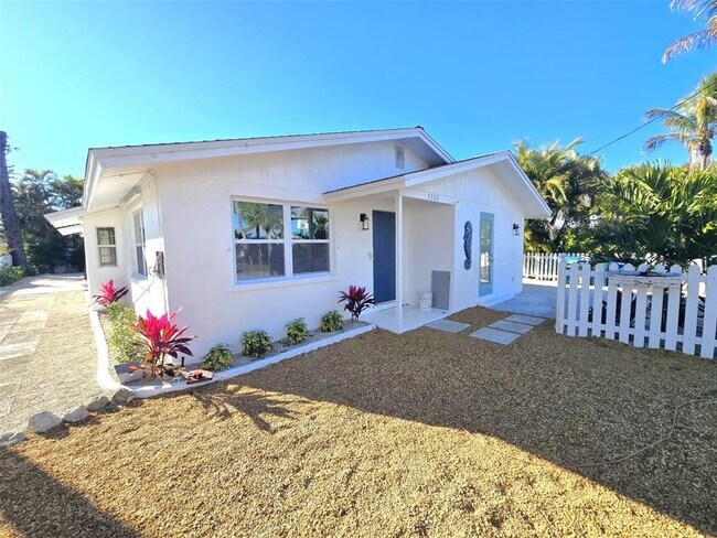 5702 Carissa St in Holmes Beach, FL - Building Photo - Building Photo