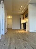 500 Plains Rd E in Burlington, ON - Building Photo