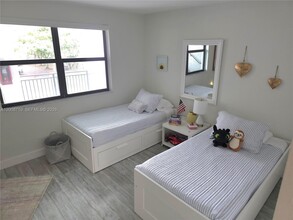 16171 Blatt Blvd in Weston, FL - Foto de edificio - Building Photo