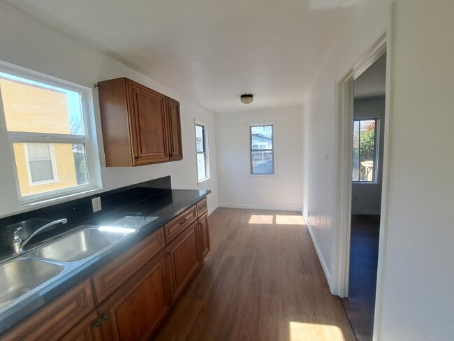 109 E Ramona St, Unit Furnished Beach Bungalow in Ventura, CA - Foto de edificio - Building Photo