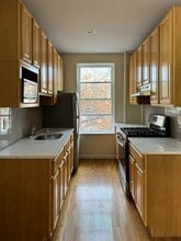 24-15 27th St in Queens, NY - Foto de edificio - Building Photo