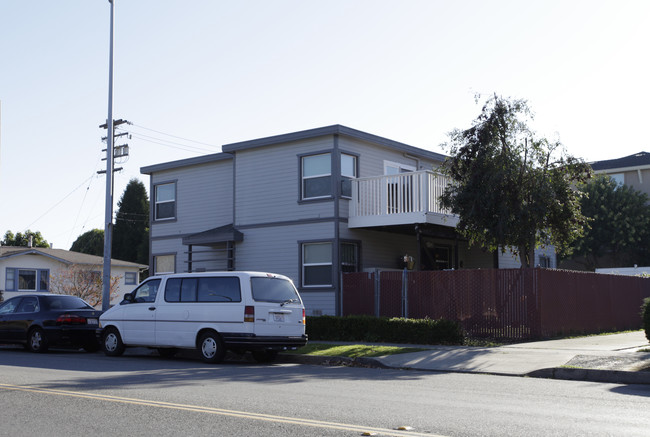 305 W Juana Ave in San Leandro, CA - Foto de edificio - Building Photo