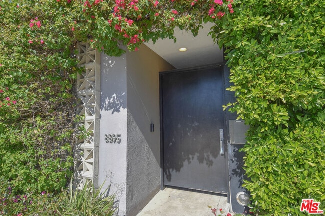 8895 Appian Way in Los Angeles, CA - Building Photo - Building Photo