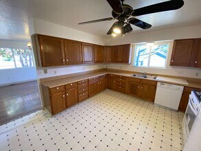 1011 Cedar St in Sweet Home, OR - Building Photo - Building Photo