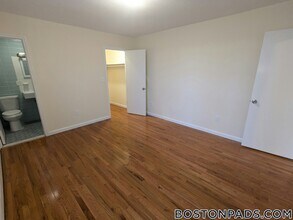 2018 Commonwealth Ave in Boston, MA - Foto de edificio - Building Photo