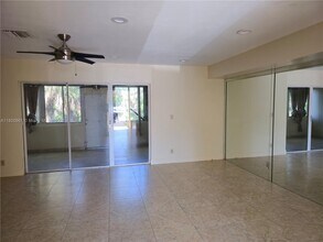 3872 NW 76th Ave in Sunrise, FL - Foto de edificio - Building Photo