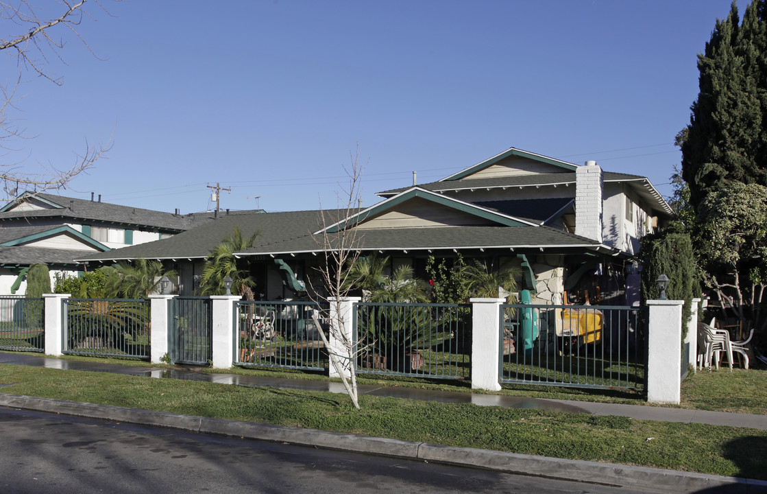 1555 E Canfield Ln in Anaheim, CA - Building Photo