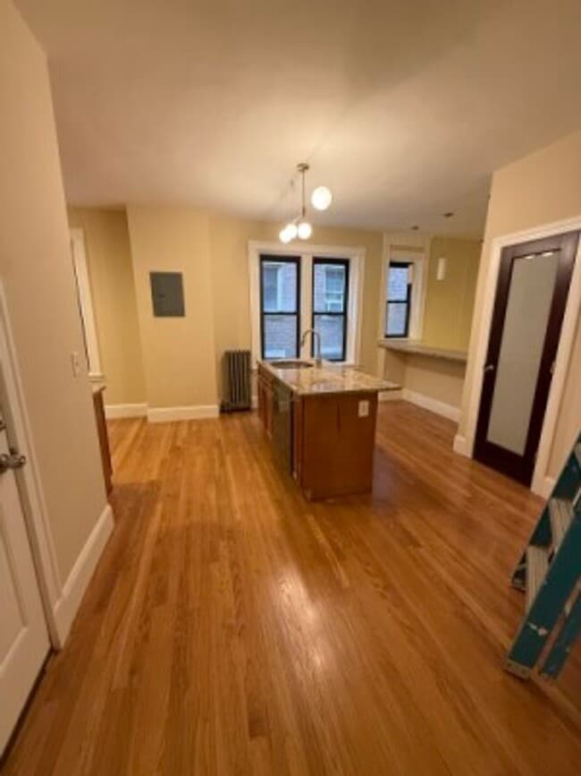 184 St Paul St in Brookline, MA - Foto de edificio - Building Photo