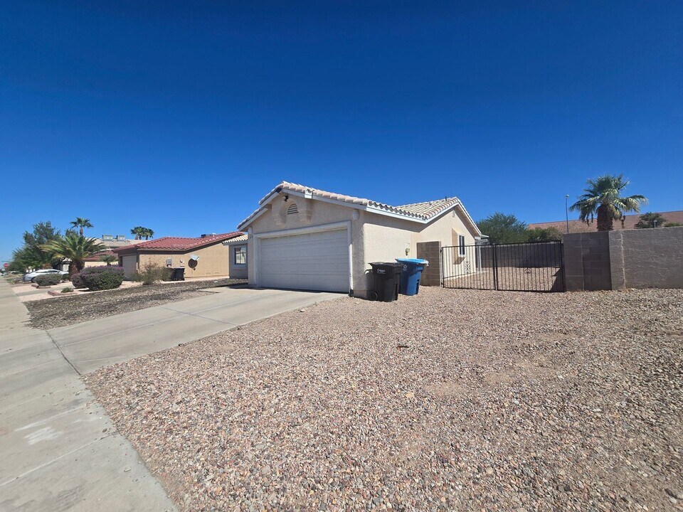 166 Skytop Dr in Henderson, NV - Building Photo