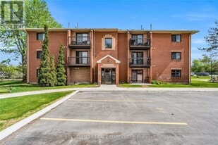171 Edgehill Dr in Barrie, ON - Building Photo