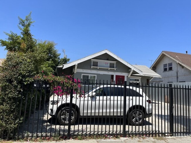 1367 W 37th St in Los Angeles, CA - Foto de edificio - Building Photo