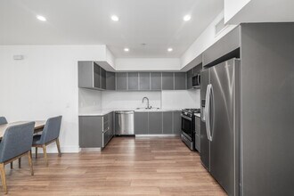 1450 S Barrington Ave in Los Angeles, CA - Foto de edificio - Interior Photo