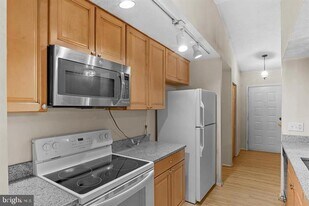 8406 Rainbow Bridge Ln in Springfield, VA - Building Photo