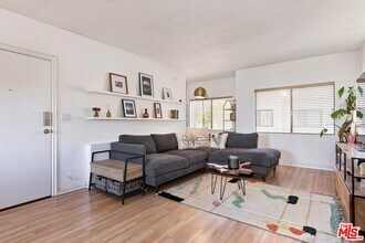 5805 Whitsett Ave in Los Angeles, CA - Building Photo - Building Photo