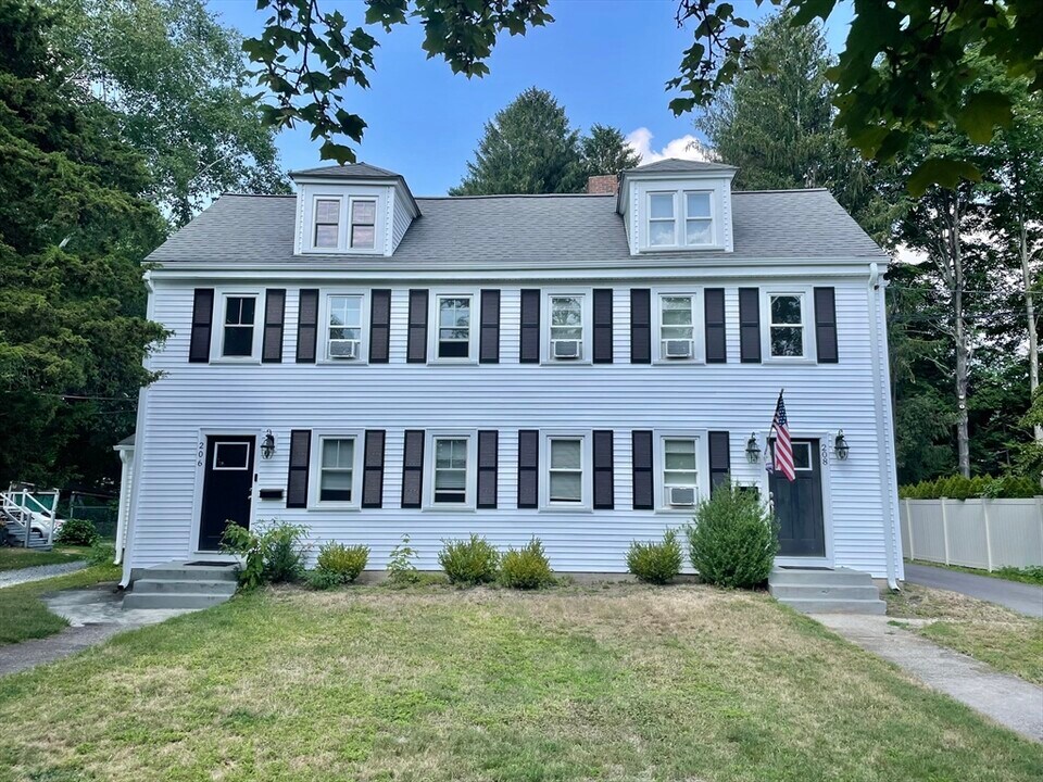 206 Concord St in Newton, MA - Building Photo