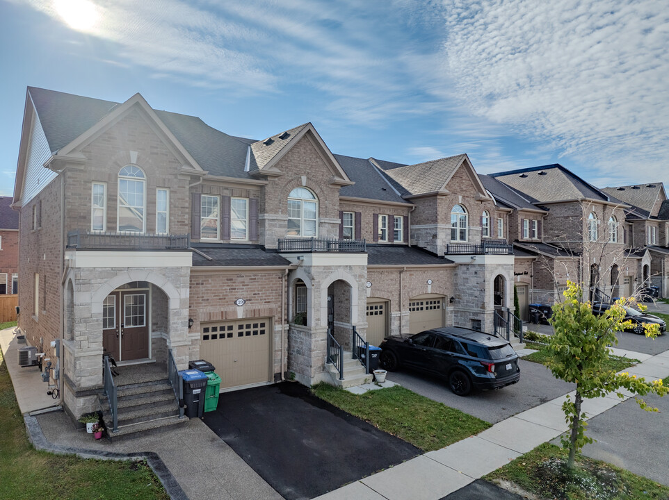 33 Merrybrook Trl in Brampton, ON - Building Photo