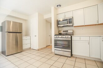 1660 W Pratt Blvd in Chicago, IL - Building Photo - Building Photo