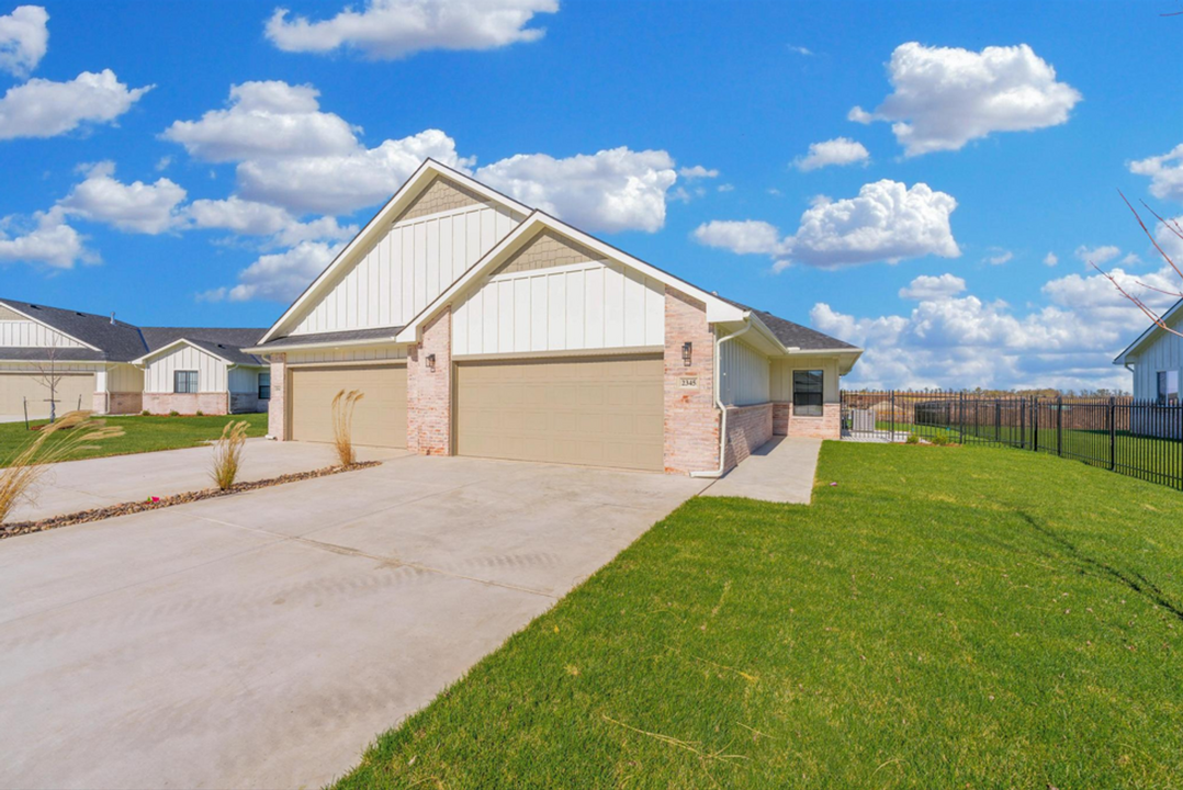 2325 S Spg Hl Ct in Goddard, KS - Building Photo