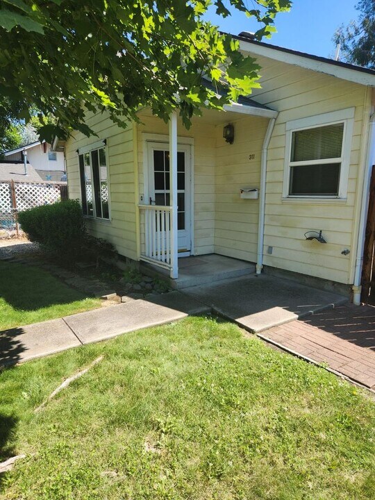 R311 S Peach St in Medford, OR - Building Photo