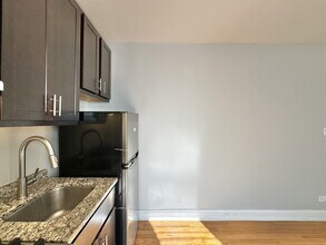 623 W Patterson Ave, Unit J07W in Chicago, IL - Building Photo - Building Photo