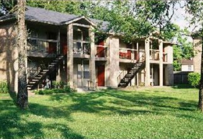 Royal Oaks Apartments in Lufkin, TX - Building Photo