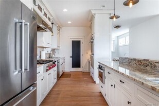 121 Quaker Hill Rd in Pawling, NY - Building Photo