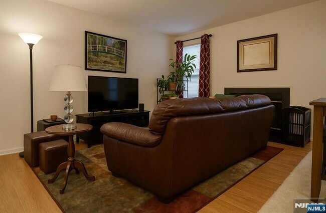 28 Cliff Dr in Englewood, NJ - Building Photo - Building Photo