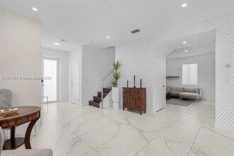 10373 NW 68th Ter in Doral, FL - Building Photo - Building Photo