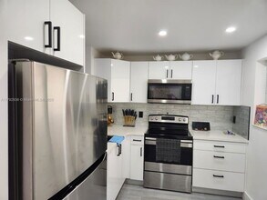 17000 NW 67th Ave in Hialeah, FL - Building Photo - Building Photo