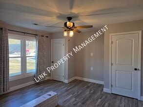 8233 Harrison Bay Rd in Harrison, TN - Foto de edificio - Building Photo