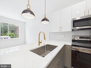 1326 Grove St in Philadelphia, PA - Building Photo - Building Photo