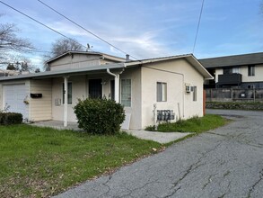 2040 Riley Ct, Unit #2 in Concord, CA - Foto de edificio - Building Photo