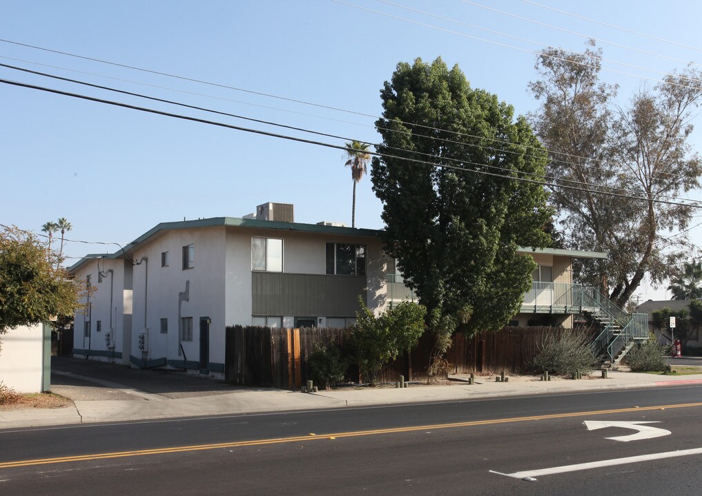 100 E Cortner St in Hanford, CA - Building Photo