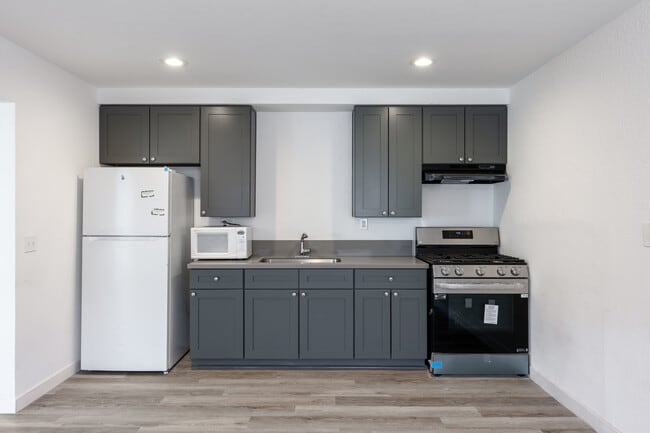 Freshly Modernized 1-Bed, 1-Bath Apartments in Adelanto!! in Adelanto, CA - Foto de edificio - Interior Photo