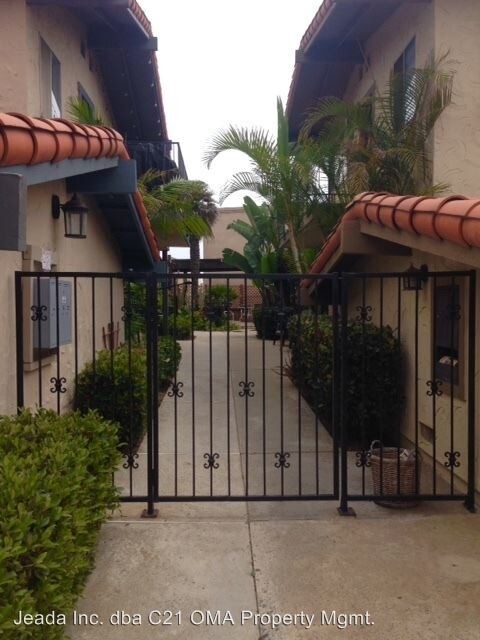 249 Avenida Montalvo in San Clemente, CA - Foto de edificio - Building Photo