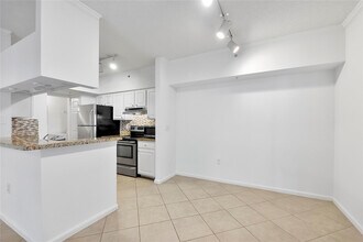 11655 W Atlantic Blvd in Coral Springs, FL - Foto de edificio - Building Photo