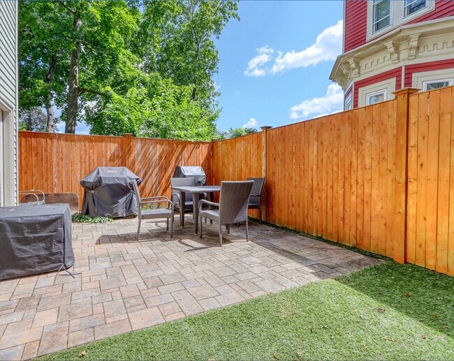 14 Holton St, Unit 1 in Medford, MA - Building Photo - Building Photo