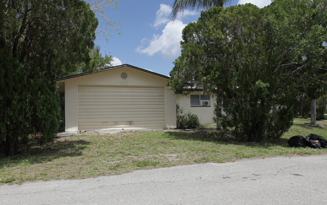 4974 Viceroy St in Cape Coral, FL - Foto de edificio - Building Photo