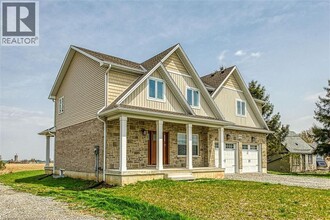8184 Airport Rd E in Hamilton, ON - Building Photo - Building Photo
