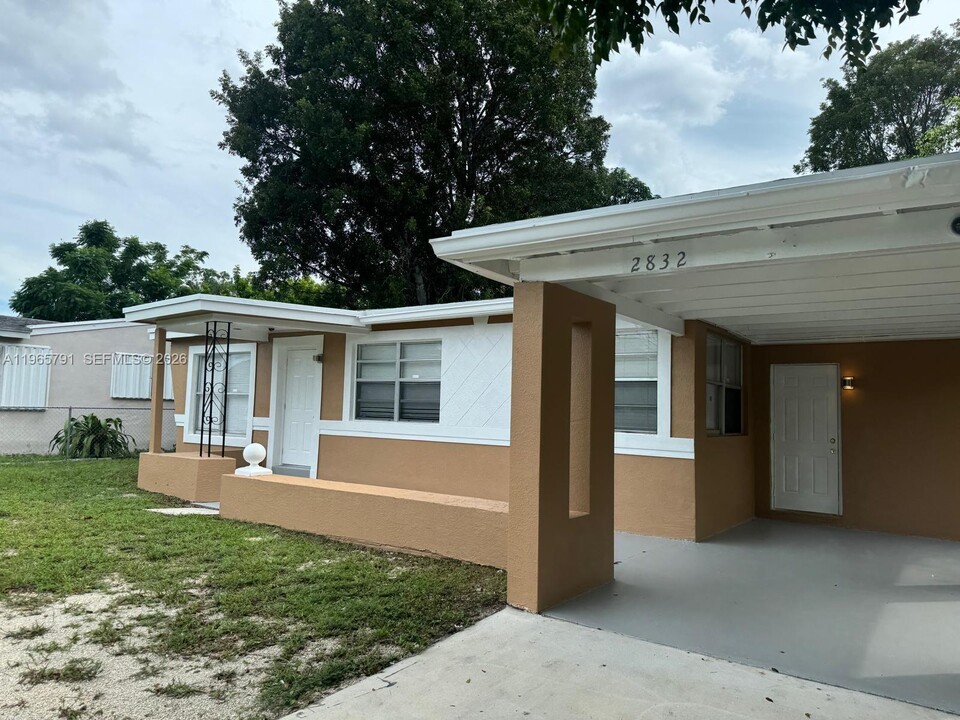 2832 SW 7th St in Fort Lauderdale, FL - Building Photo