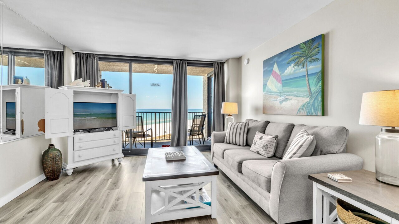 7205 Thomas Dr in Panama City Beach, FL - Foto de edificio